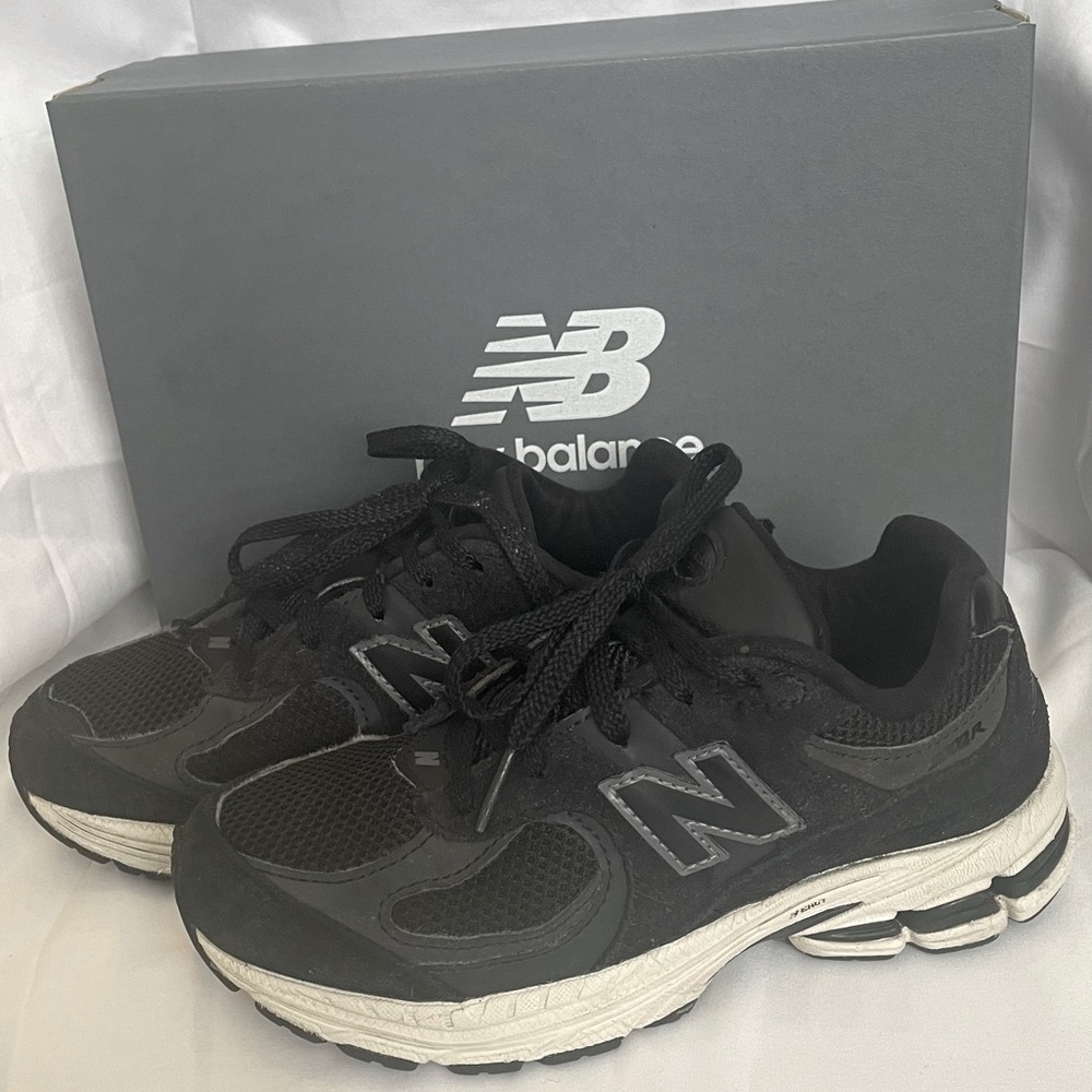 New balance kids 2002r size 1y. Used in very good condition.